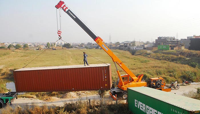 Two die 14 hurt, container accident, Afghan families