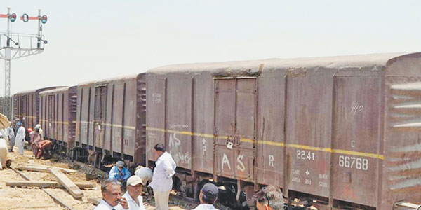 goods train derails, mirpur mathelo