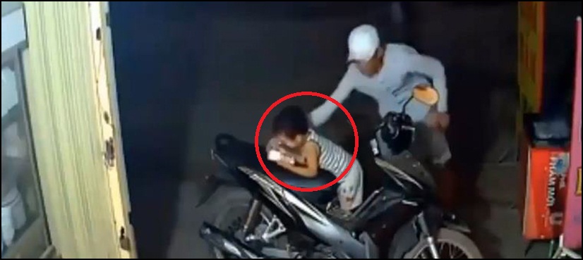 Thief snatches mobile phone toddler