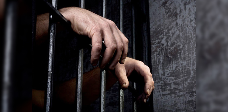 Multan man throw shoe judge