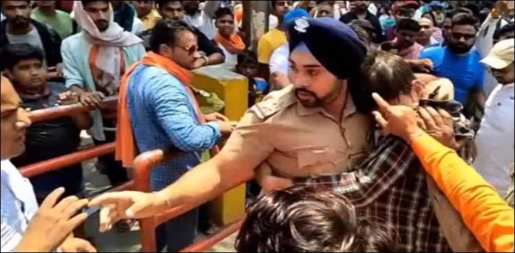 Sikh cop single handedly saves a Muslim man from Hindu mob