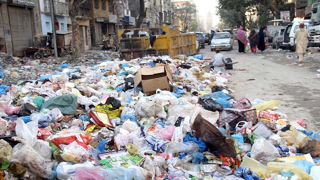 rickshaw driver littering