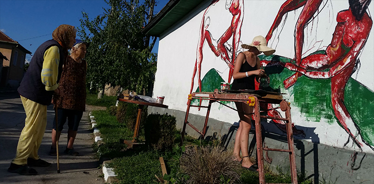 New York art turns Bulgarian village into outdoor gallery
