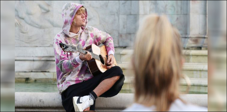 Justin Bieber serenades Hailey Baldwin outside Buckingham Palace amid marriage rumours