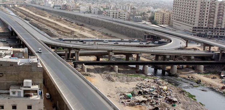Lyari Expressway accident, mixer truck hit five vehicles, heavy traffic