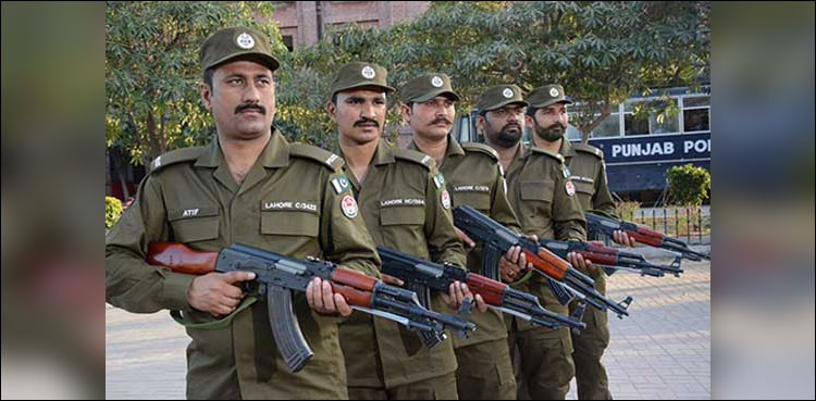 Lahore police firing youngster
