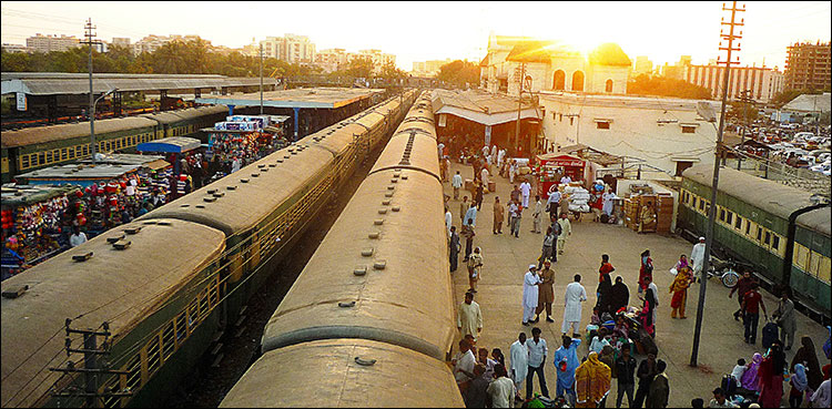 Bombs in train, Karachi Cantt, Peshawar railway station