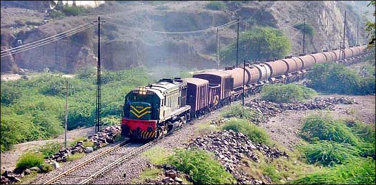 Pakistan Railways, officers, suspended, negligence, train derailment