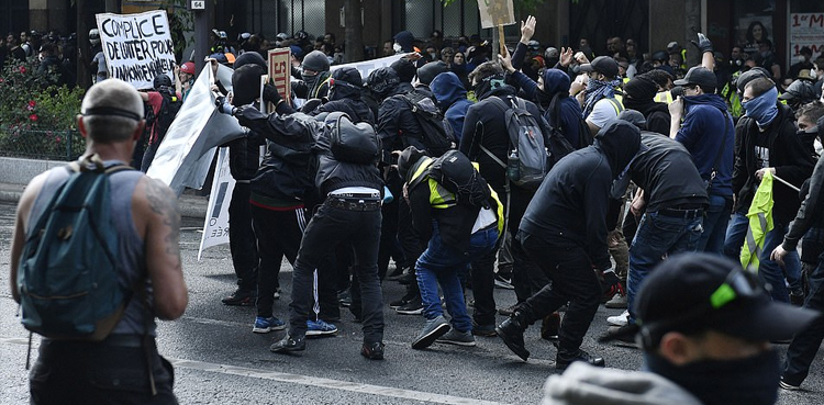 French far-right, monarchists rally, court approval