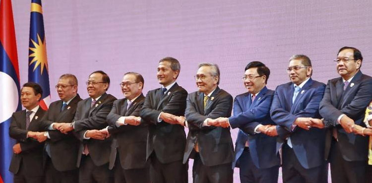 ASEAN leaders throw weight behind China-led trade pact