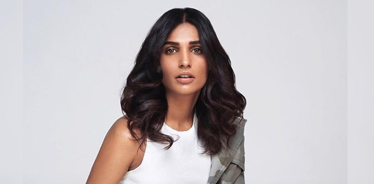 Amna Ilyas, fair skin