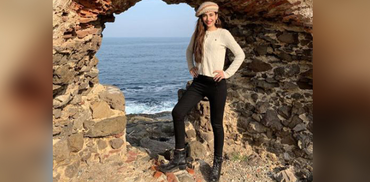 Urwa Hocane, Tich Button