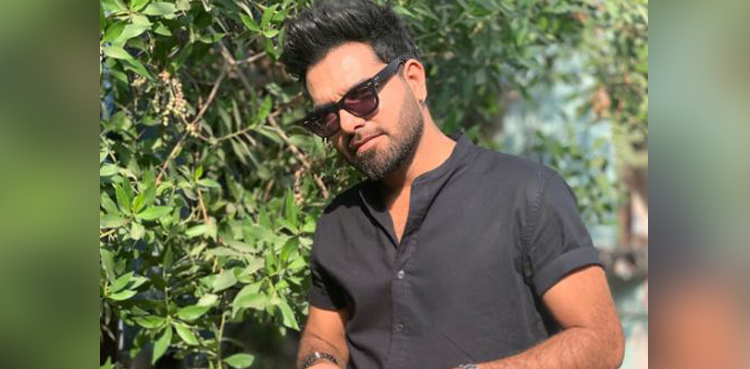 Yasir Hussain, smoking