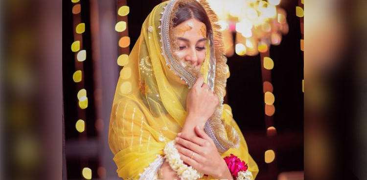 Iqra Aziz, mehndi