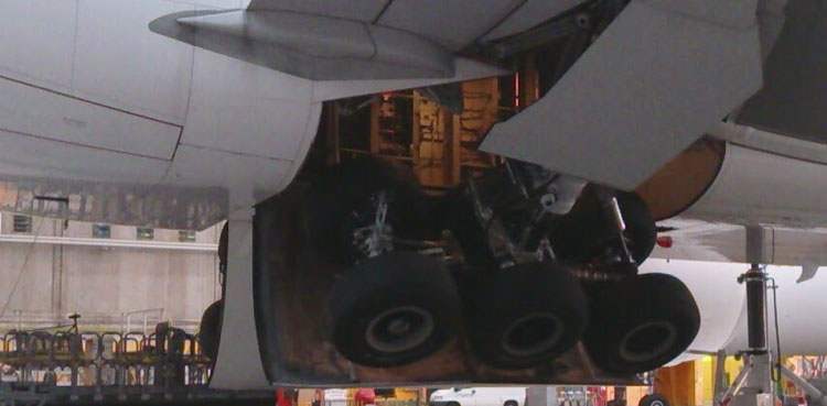 Child dead body plane landing gear Air France
