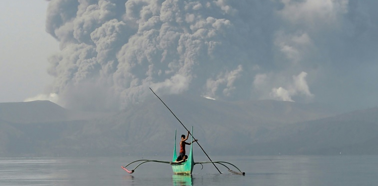 Philippines volcano spew lava