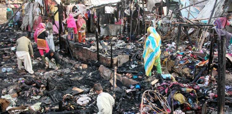 Teen Hatti, Slum