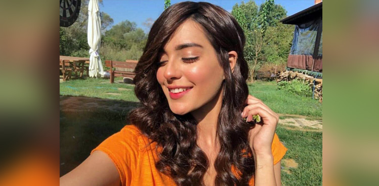 Iqra Aziz, fan