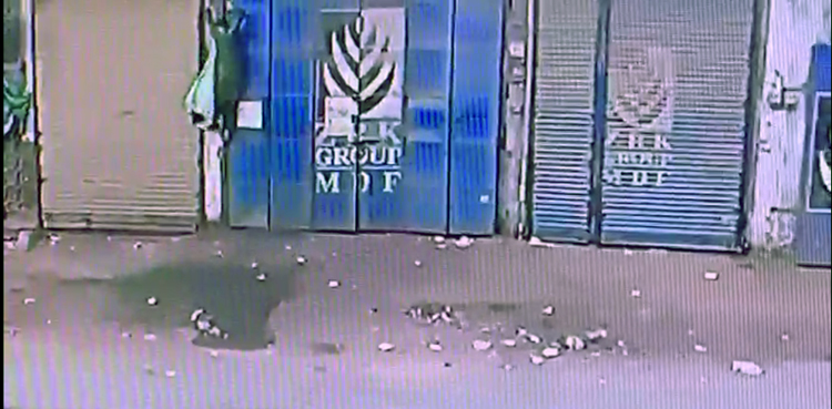Children actively employed by thieves in Karachi, caught on tape