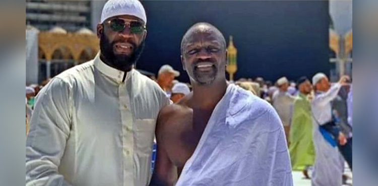 Akon Performs Umrah
