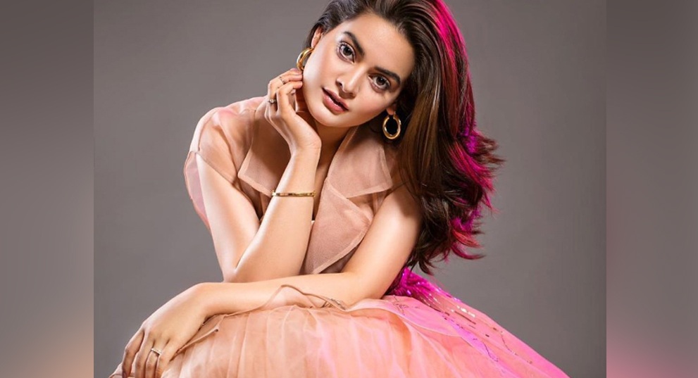 Minal Khan, Jalan