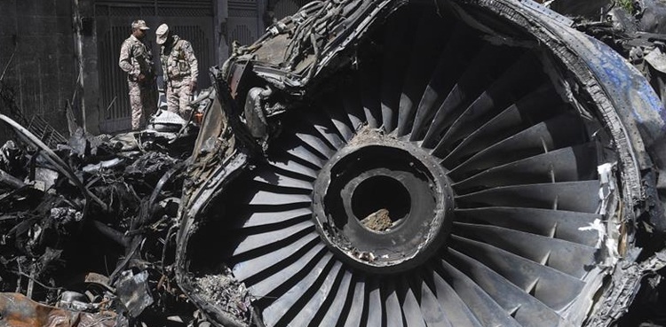 PK-8303 PIA engine landing gear crash