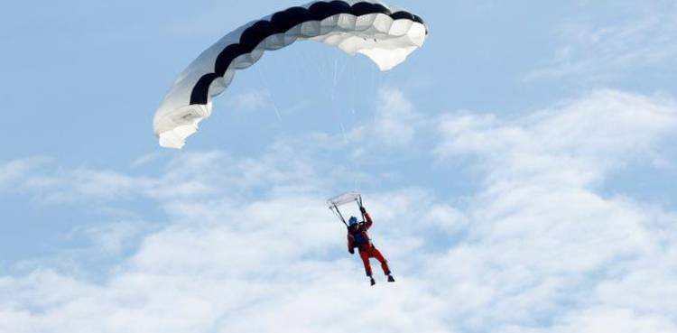 parachutist solar plane