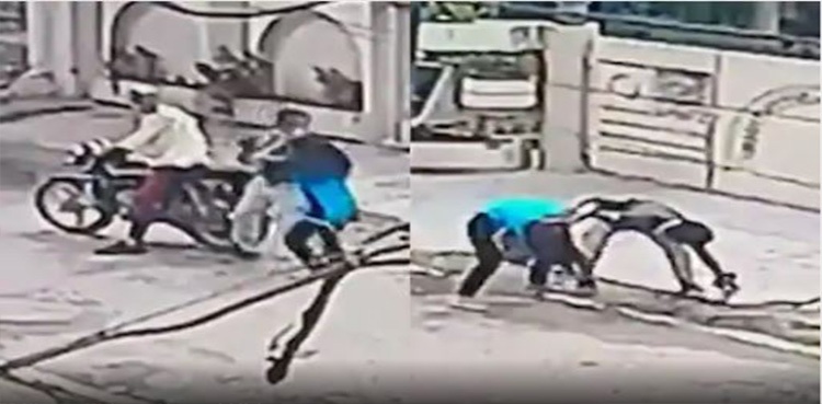 viral video teenage girl muggers fight India