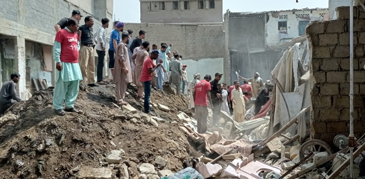Building collapse, Karachi, passerby die