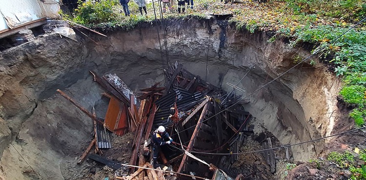Large sinkhole, Chile, tennis court