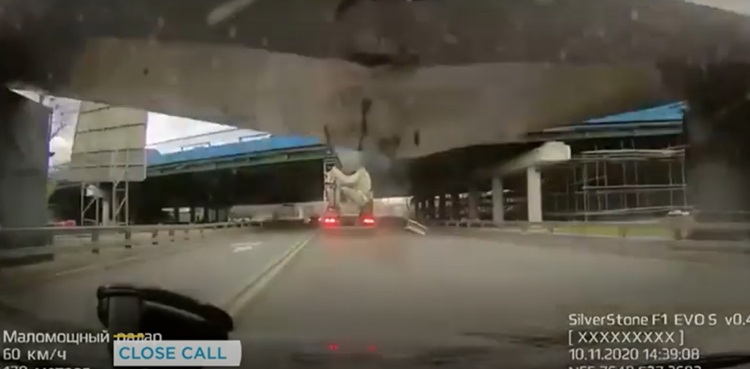 horrifying footage moscow bridge falls on car dashcam