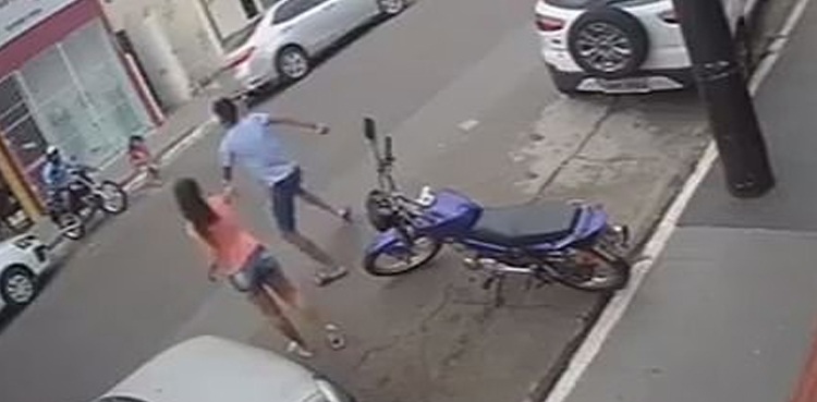 heart-stopping footage boy save sister hit by car brazil