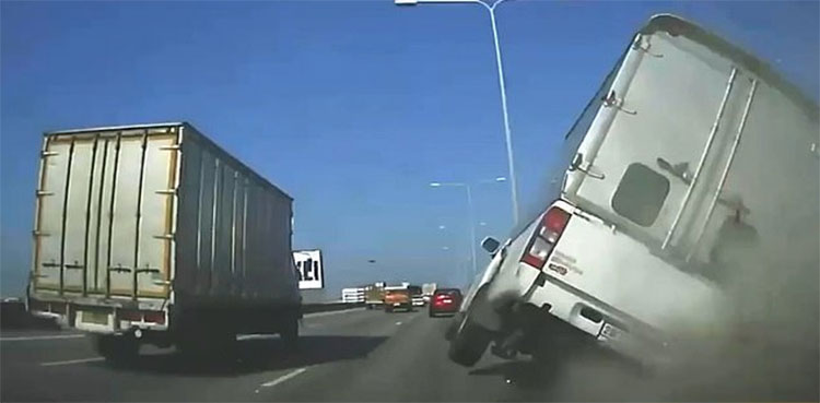 crash-dashcam-mercedes-truck-overtake-accident-car