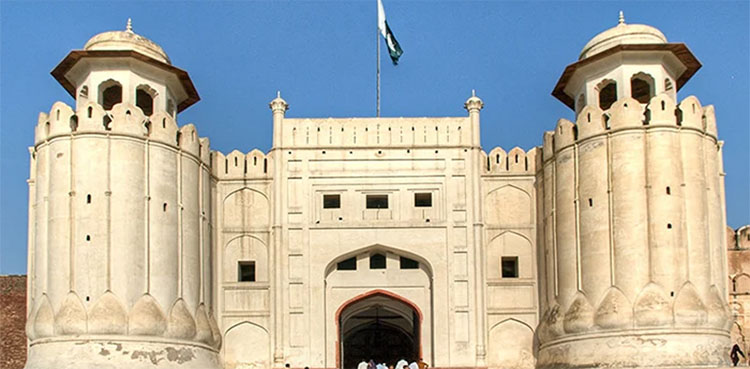 Lahore Fort wall man fall selfie