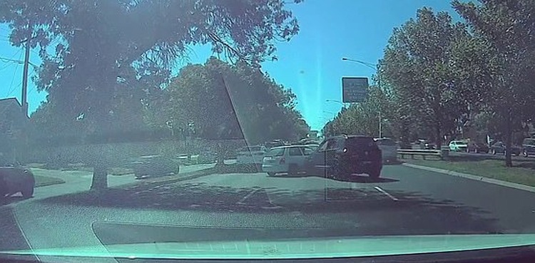 Australia-car-dashcam-driver-lane