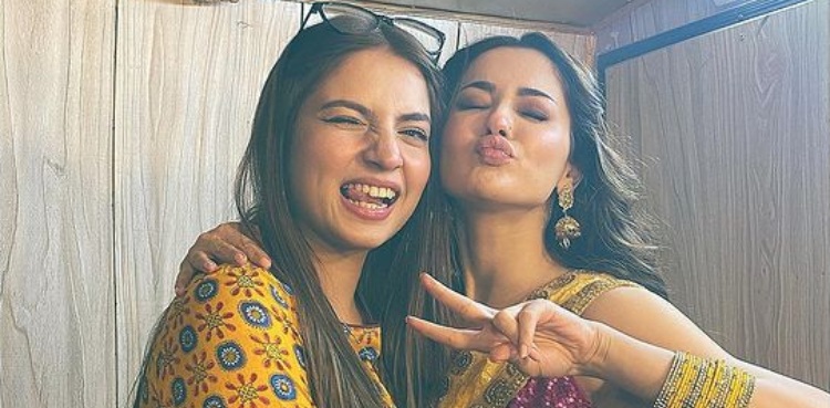Dananeer, Hania Aamir, Pawri