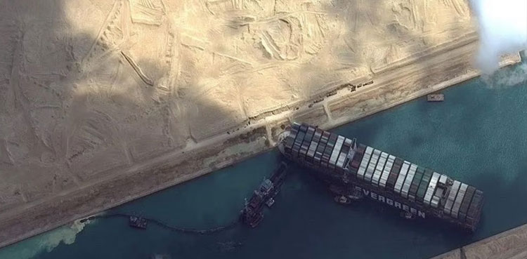 Suez Canal, traffic resumes, tanker tugged away