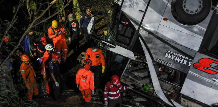indonesia bus school children plunges