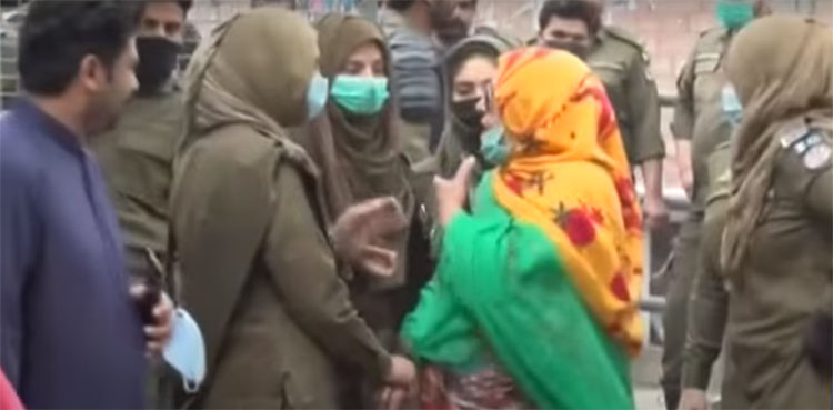 lady constable, PML-N MPA, slap