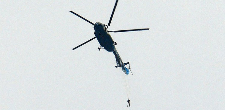 russia soldier helicopter parachute