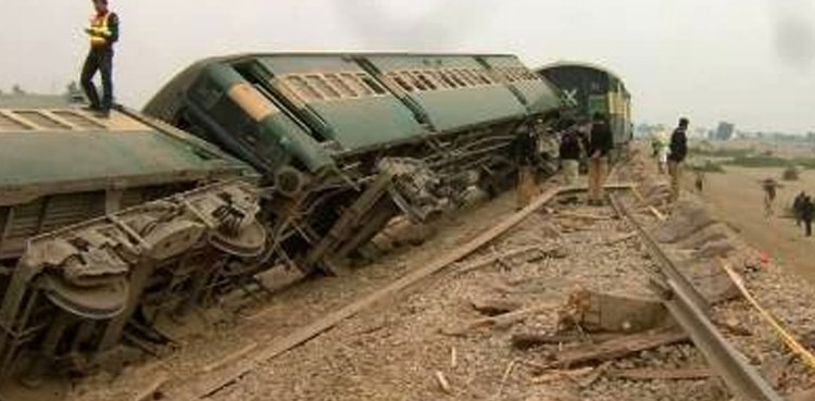 Peshawar-bound frieght train bogie derails in Rohri, chokes track