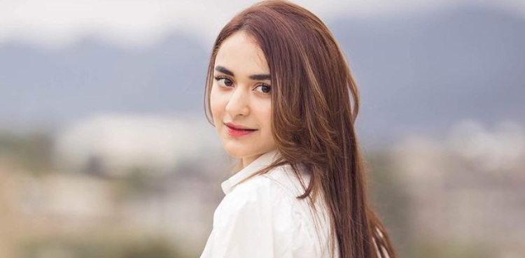 Yumna Zaidi football