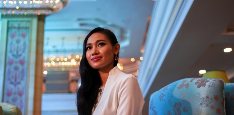 Myanmar beauty Han Lay