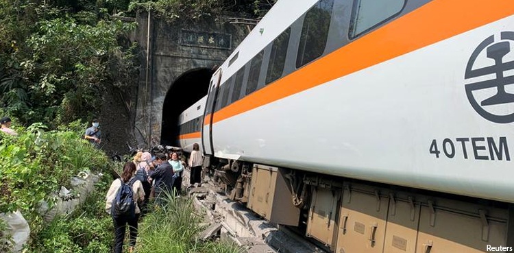 taiwan last body wrecked train