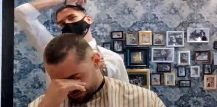 barber-cancer-patient-solidarity-shaving-head