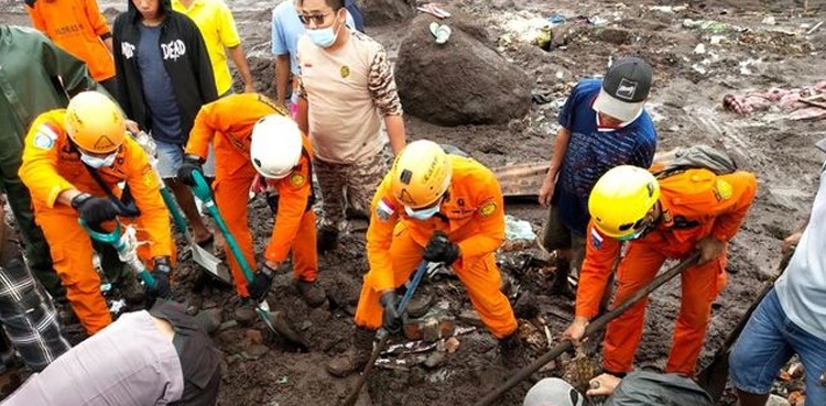 rescuers hunt survivors cyclone indonesia