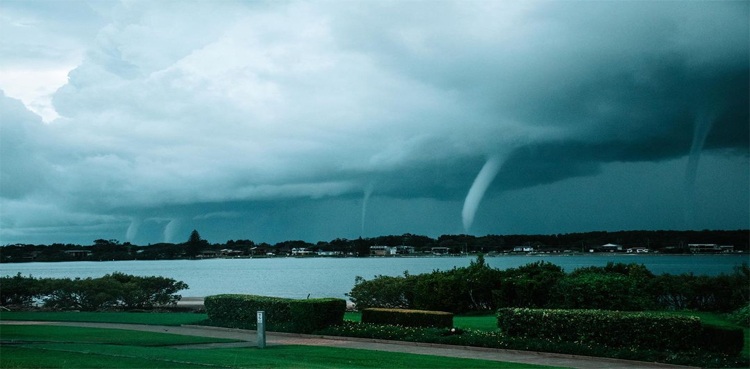 coast-line-waterspouts