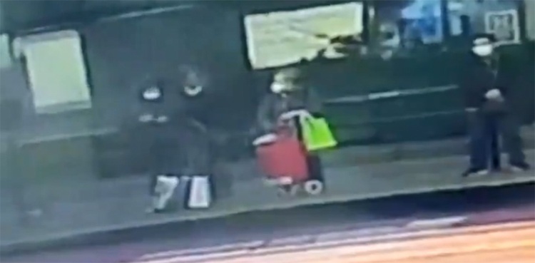 women, attack, bus, Asian, stab