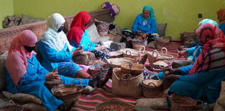 moroccan women, argan oil