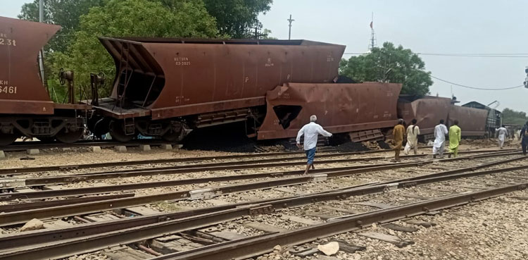 freight train bogies derail